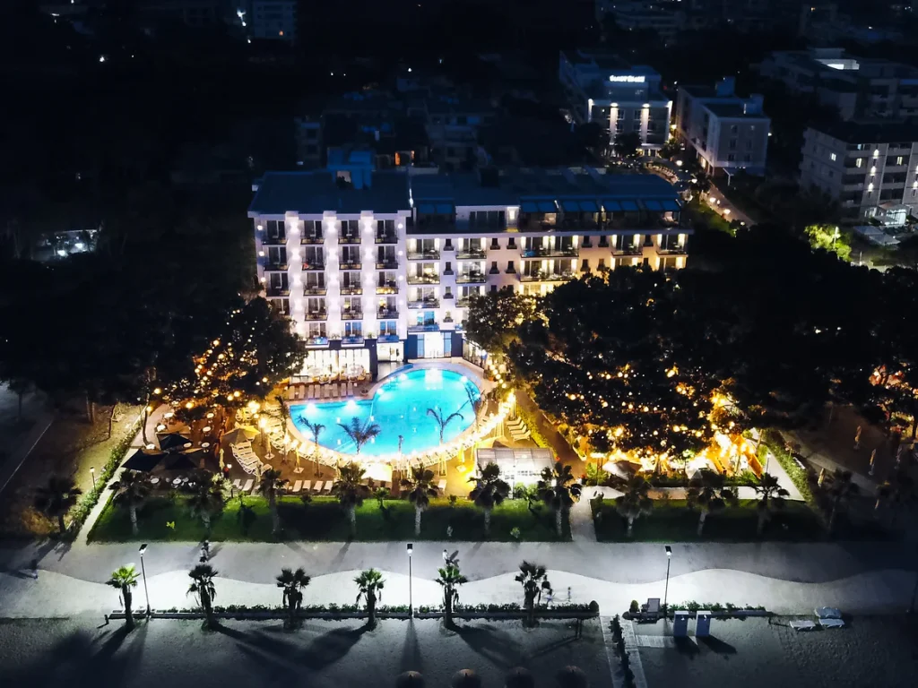 Eglo në sektorin e hoteleri turizmit; ilustrim me imazhe Hotel Murrizi.